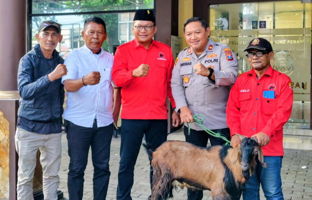 Penyerahan Kambing PAC PDIP Kecamatan Bulak ke Polsek Kenjeran, dok istimewa