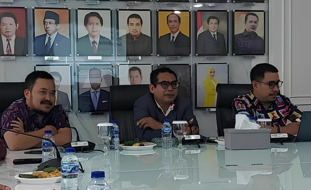 Shoim Haris (tengah)