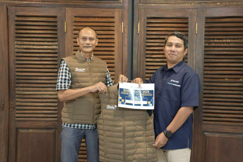 Cahya Ardie Firmansyah (sebelah kanan) memperoleh penghargaan RINDU (Risk Individu) dari Endot Endrardono, Direktur Keuangan dan Manajemen Risiko SPTP (kiri)