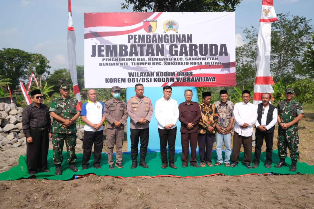 Dandim 0808/Blitar Letkol Inf Virlani Arudyawan, S.H., M.H.I., bersama jajaran Forkopimda Kota Blitar melaksanakan peletakan batu pertama Jembatan Garuda