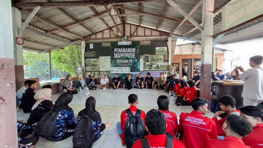 Suasana persiapan menjelang penanaman 2.000 bibit mangrove hasil panen TPS di Desa Manyar Sidomukti, Kecamatan Sidomukti Kabupaten Gresik pada Sabtu (13-6)