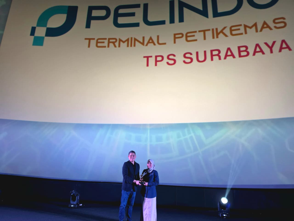 Ratu Sawitri, Asisten Manajer Hubungan Pelanggan TPS, menerima penghargaan Marketeers di Jakarta