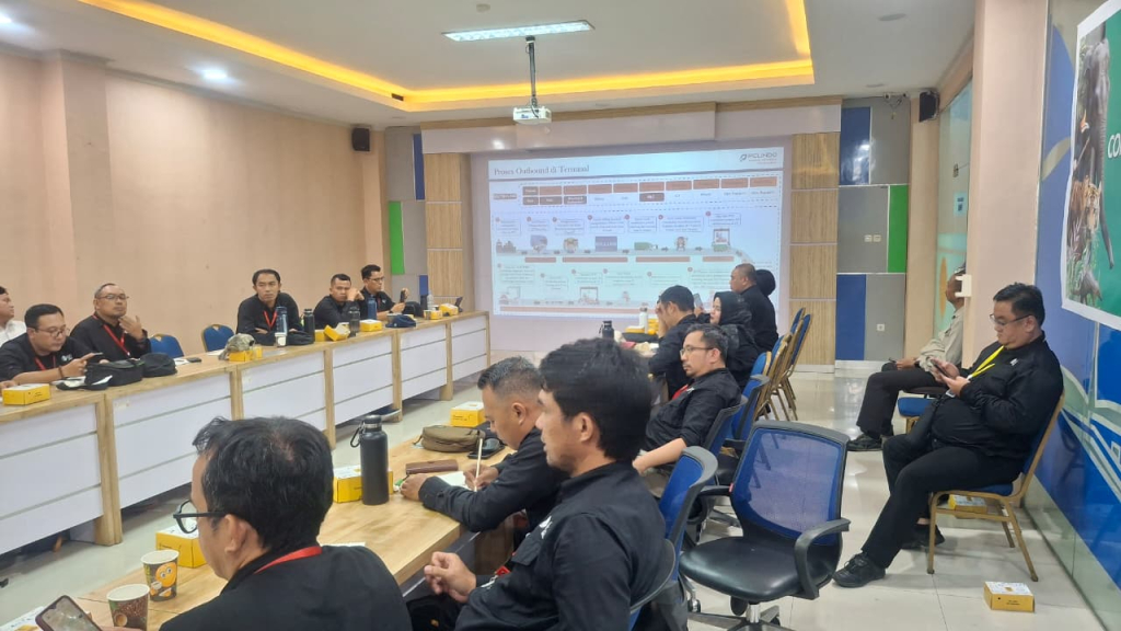Peserta Diklat Kementerian Kehutanan menyimak paparan dari narasumber pada Rabu (24-6) di Kantor KSOP Utama Tanjung Perak