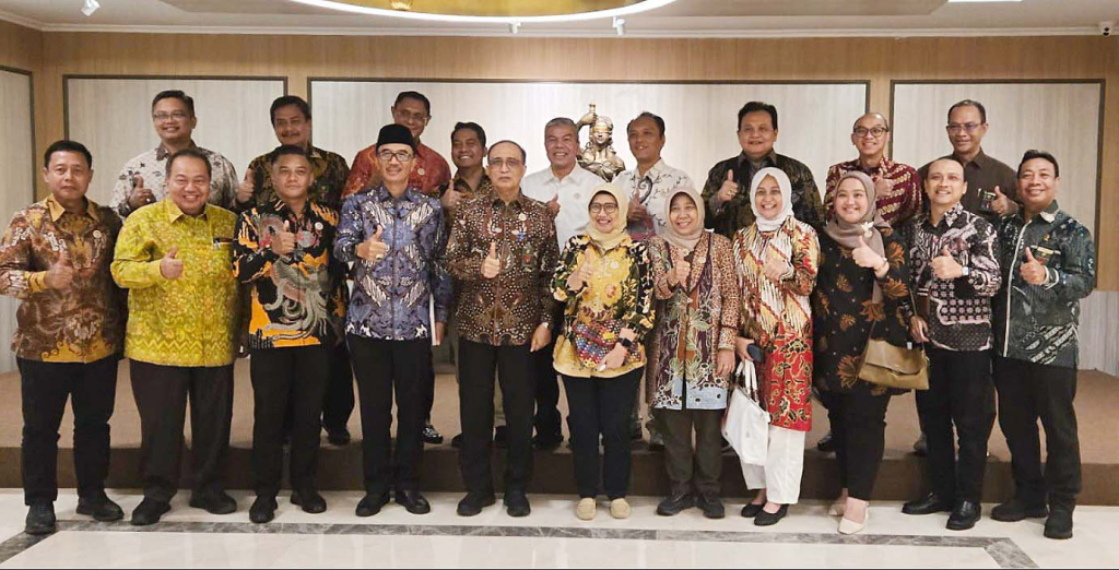 Rombongan pengurus IKA FH UNAIR diterima langsung oleh Ketua Mahkamah Agung Republik Indonesia, Prof. Dr. H. Sunarto, S.H., M.H., di Kantor Pusat Mahkamah Agung RI, Jalan Medan Merdeka Utara, Jakarta Pusat, Selasa (9/6).