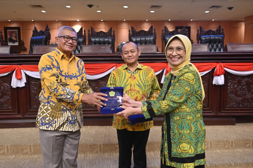 Wakil Ketua Badan Sosialisasi MPR RI, Agun Gunandjar (kiri) saat menerima cinderamata dari Ketua Umum Pengajian Al-Hidayah, Hetifah Sjaifudian