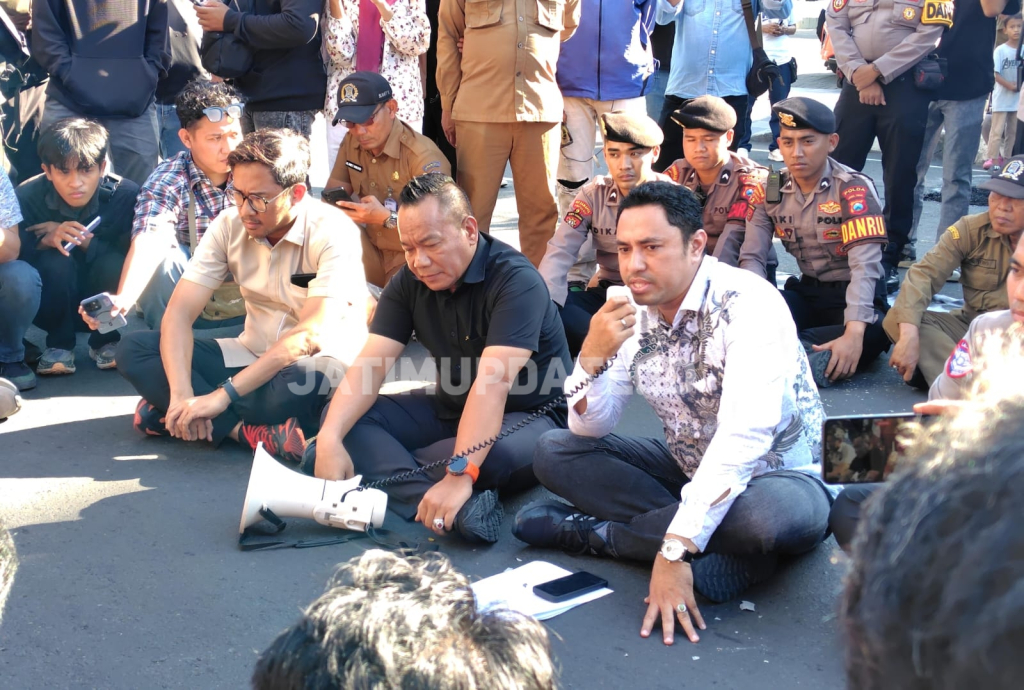 DPRD Surabaya saat temui massa aksi