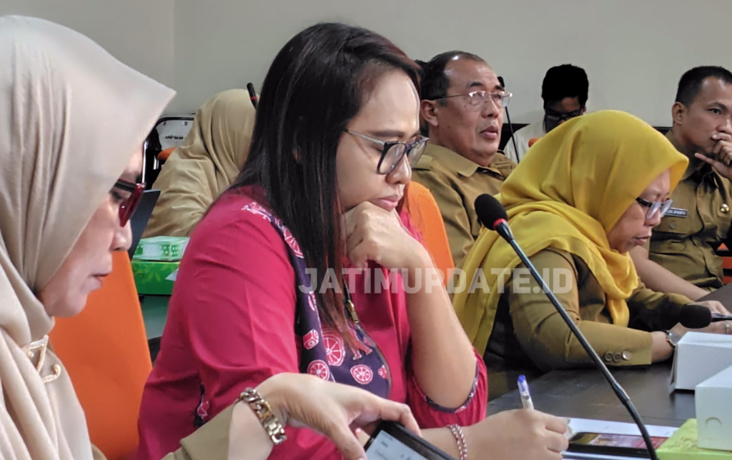 Farida (baju merah) saat rapat kordinasi di Komisi D DPRD Surabaya, dok Jatimupdate.id