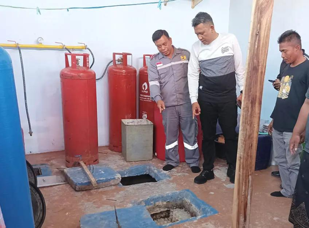 Petugas tengah mengecek kesiapan fasilitas SPPG-MBG di kawasan Probolinggo.