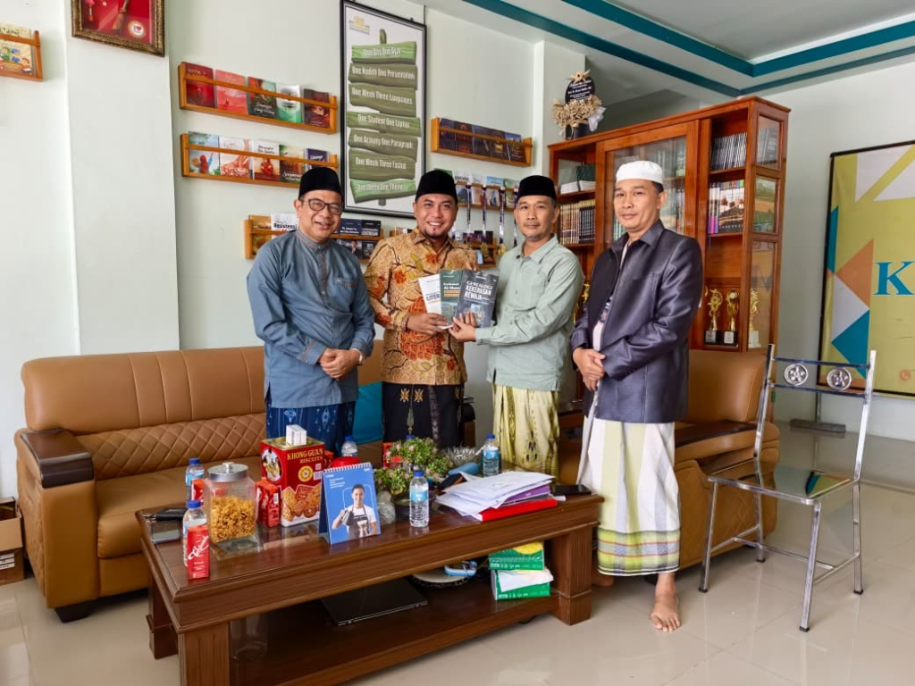 Wakil Ketua DPRD Kabupaten Pamekasan, Khairul Umam, menyatakan kekaguman dan apresiasi mendalam terhadap produktivitas kiai dan para santri di Islamic Boarding School (IBS) Padepokan Kyai Mudrikah Kembang Kuning (PKMKK)