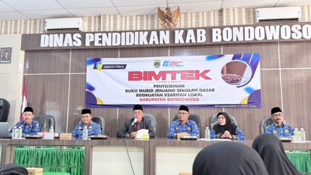 Kadisdik Bondowoso Taufan Restuanto memberikan Arahan dalam Bimtek Penyusunan Buku Pegangan Murid Bermuatan Kearifan Lokal untuk siswa SD tahun ajaran 2026/2027.