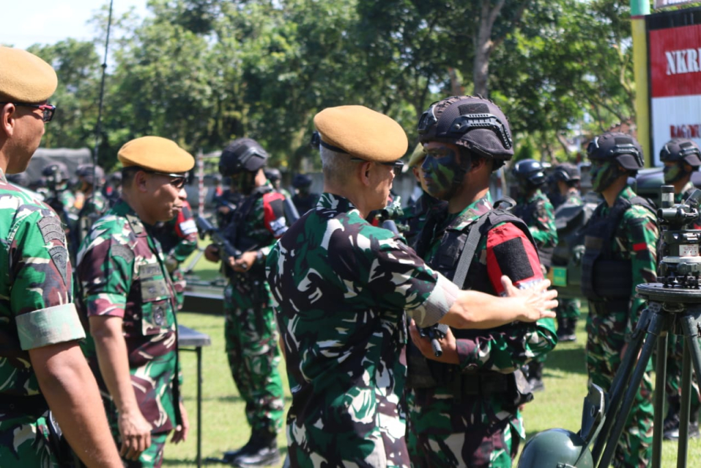 Komandan Pusat Kesenjataan Artileri Medan TNI Angkatan Darat, Mayjen TNI Dr. Budi Eko Mulyono, S.Sos., M.M., CHRMP tengah memeriksa pasukan saat kunjungan di Jember.