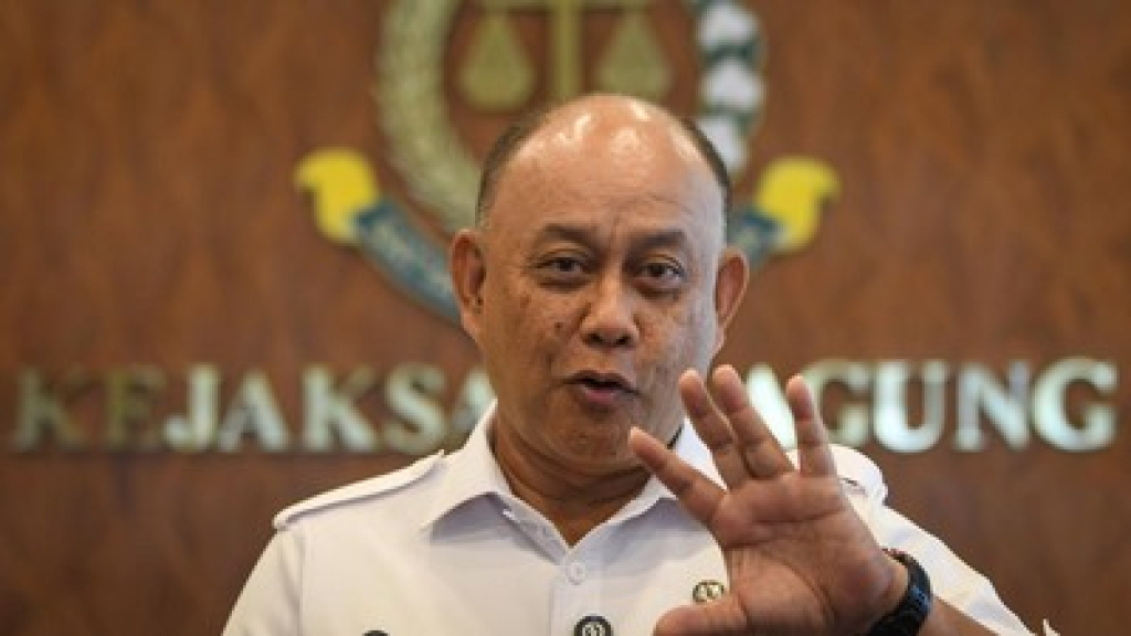 Mantan Kepala BGN, Dadan Hindayana yang Selasa Malam (2/06/2026) telah dicopot oleh Presiden Prabowo bersama 2 wakilnya. Presiden Prabowo menunjuk Naniek S. Dayang sebagai Kepala BGN yang baru.