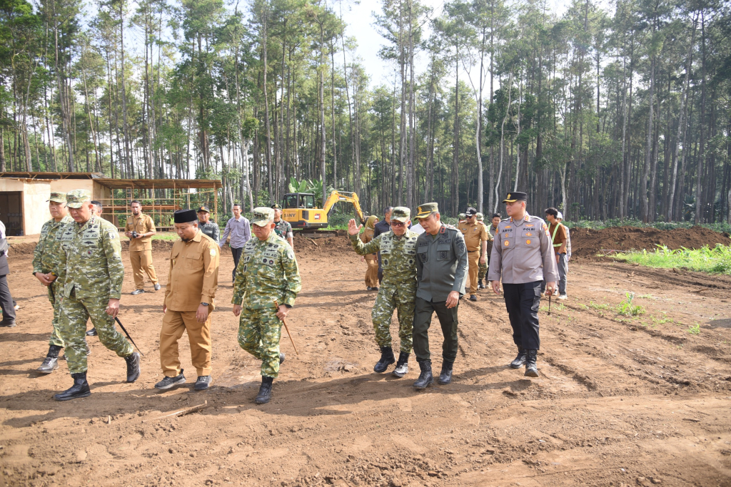 Pangdam V Brawijaya Mayjen TNI Rudy Saladin, M.A., lakukan tinjau lokasi rencana pembangunan Yonif Teritorial Pembangunan Tahap IV Tahun 2026 di Desa Sukorejo, Kec. Sumberwringin, Kab. Bondowoso.
