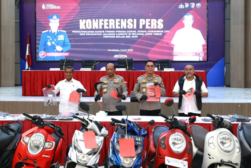 Polda Jatim berhasil mengungkap kasus kejahatan 3C yakni pencurian dengan pemberatan (curat), pencurian dengan kekerasan (curas), dan pencurian kendaraan bermotor (curanmor) di sejumlah wilayah Jatim.