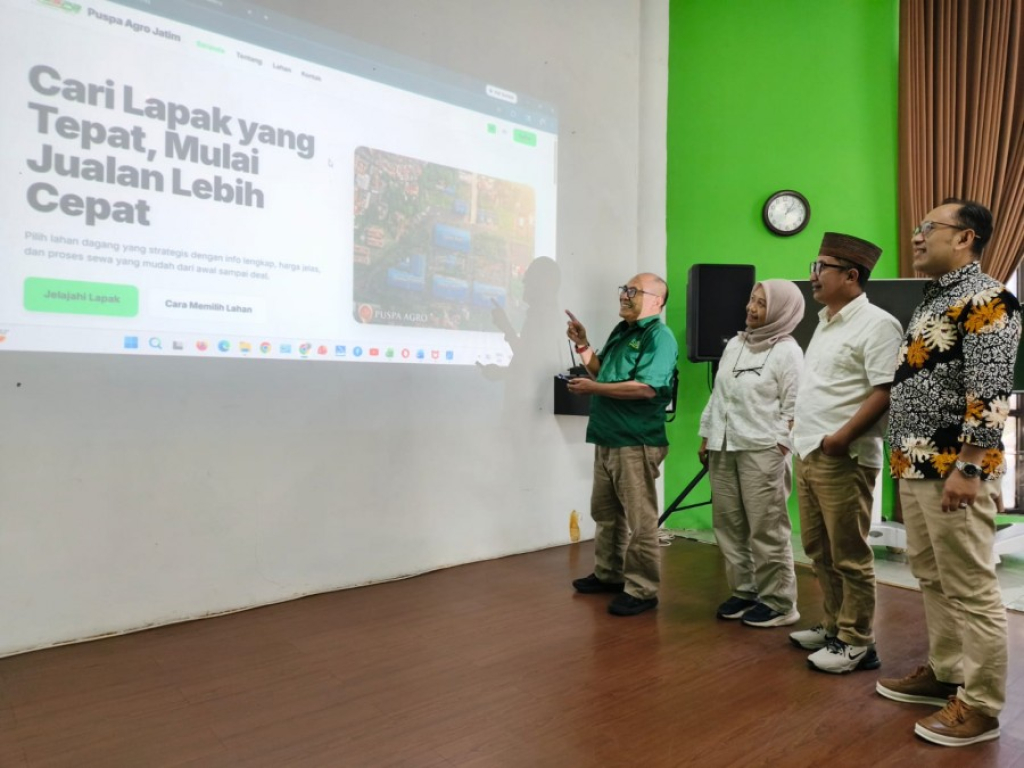 Dirut PT Puspa Agro tengah menjelaskan website milik perusahaannya yang dipaparkan kepada stakeholder.