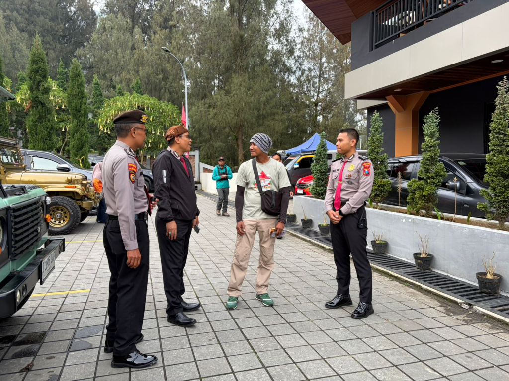 Puluhan personel Polres Probolinggo Polda Jawa Timur (Jatim) disiagakan di beberapa titik kawasan Gunung Bromo,Minggu (31/5/26).