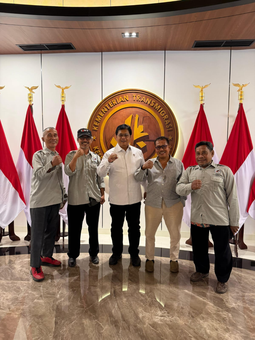 Wakil Menteri Transmigrasi Viva Yoga Mauladi dengan sejumlah nelayan kawasan transmigrasi.