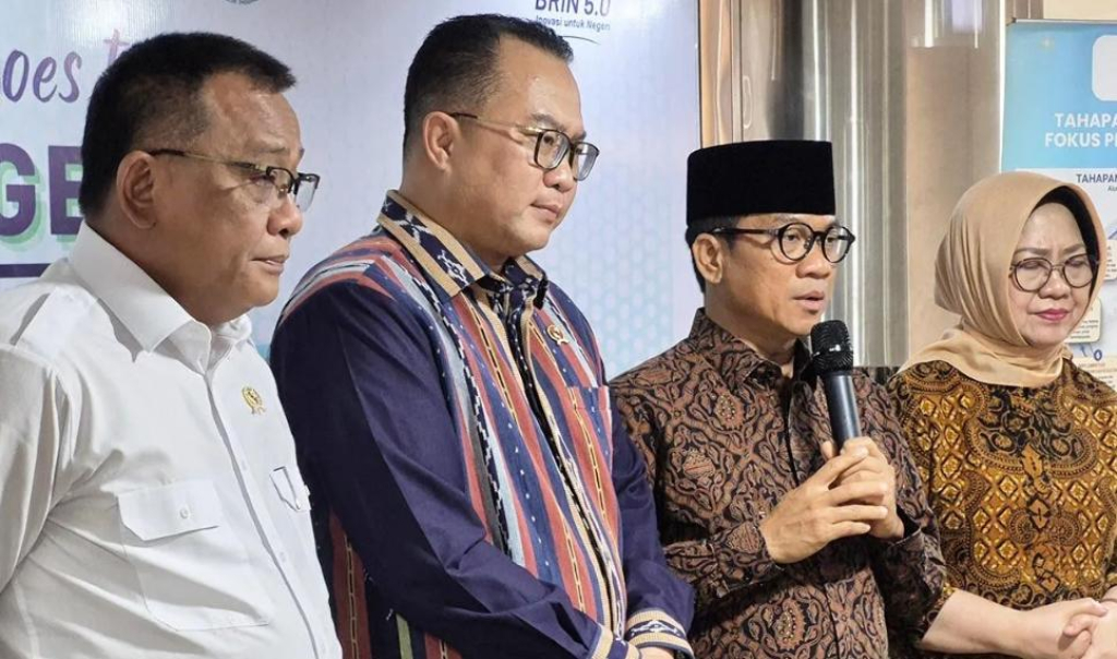 Kepala BRIN Arif Satria (kedua kiri), Menteri LH Mohammad Jumhur Hidayat (kiri), Menteri Desa PDT Yandri Susanto (megang Mic, kedua kanan), dan Peneliti Pusat Riset Politik BRIN Siti Zuhro (kanan).