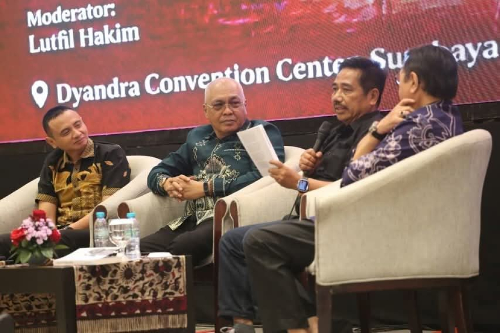 Akhmad Munir (kedua dari kiri) dan para pembedah bukunya antara lain Dr. Suko Widodo dari Unair dan jurnalis senior Imawam Mashuri. Dimoderatori Lutfil Hakim Ketua PWI Jatim.