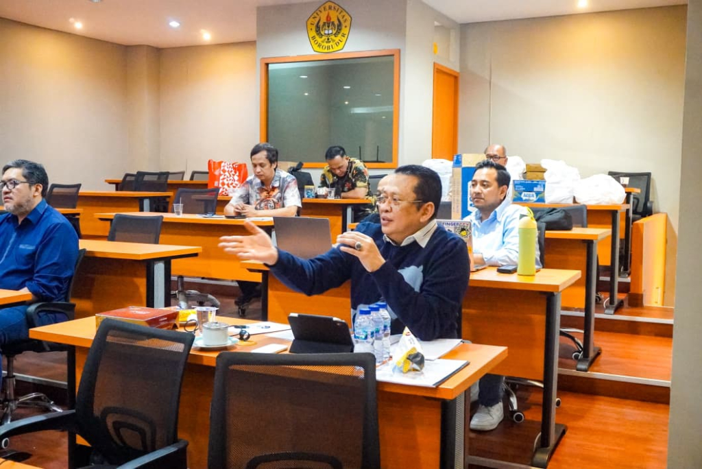 Bamsoet saat mengajar mata kuliah 'Pembaharuan Hukum Nasional', Program Doktor Ilmu Hukum di Kampus Universitas Borobudur Jakarta, Sabtu (6/6/2026).