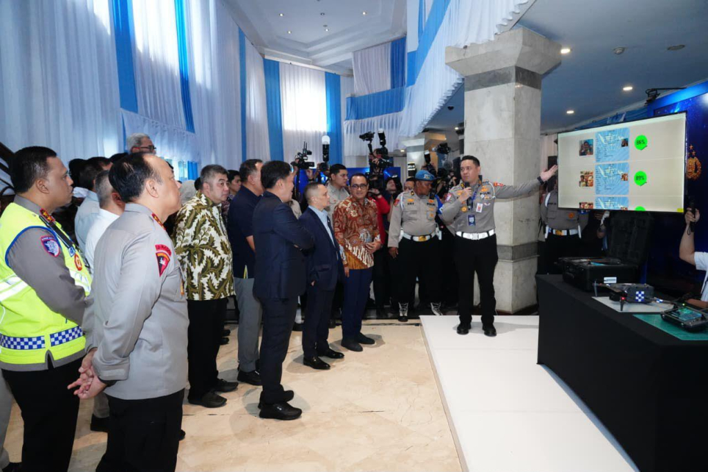 Irjen Pol. Drs. Agus Suryonugroho, S.H., M.Hum sedang menerima penjelasan terkait pemanfaatan sistem Electronic Traffic Law Enforcement (ETLE) sebagai solusi.