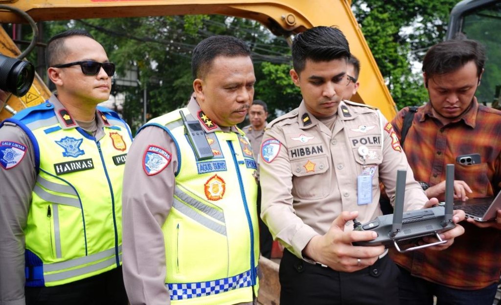 Kakorlantas Polri, Irjen Pol.Agus Suryonugroho tengah memantau penggunaan teknologi Electronic Traffic Law Enforcement (ETLE) Drone. 