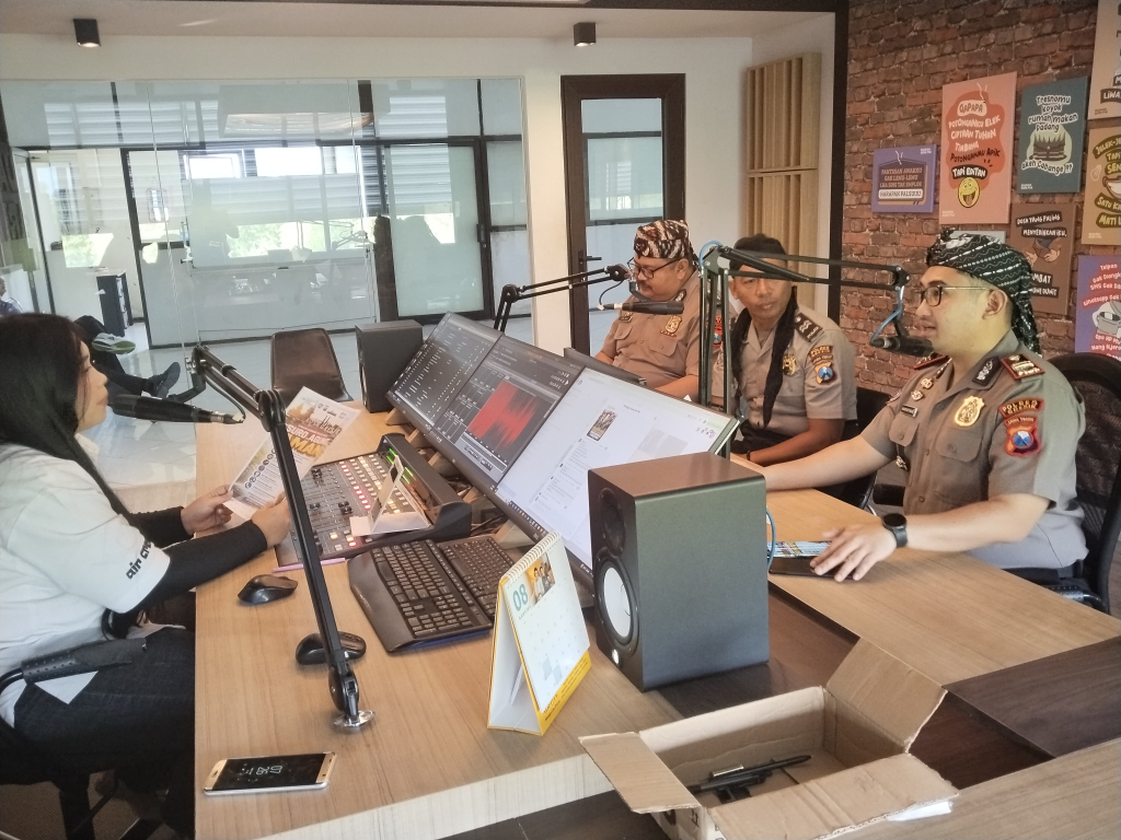 Polres Gresik Polda Jatim terus mengintensifkan upaya menjaga situasi keamanan dan ketertiban masyarakat (kamtibmas) agar tetap kondusif.  Mengusung tema "SURA AGUNG AMAN, AYO JOGO GRESIK".