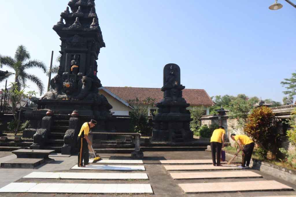Polres Malang Polda Jatim dalam rangka menyambut Hari Bhayangkara ke-80 Tahun 2026. 

Salah satu kegiatan dilakukan di Pura Kahyangan Jagat Kendalisodo, Kec. Pakisaji, Kab. Malang, Jumat (5/06/2026)