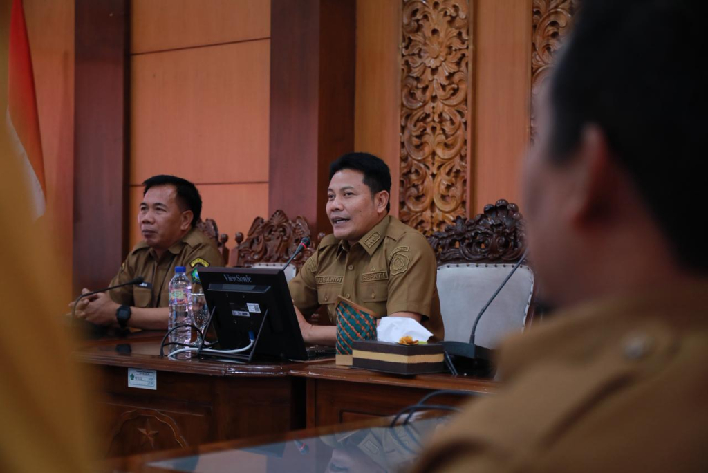 Bupati Sidoarjo Subandi tengah rapat tentang pengelolaan sampah di wilayahnya.