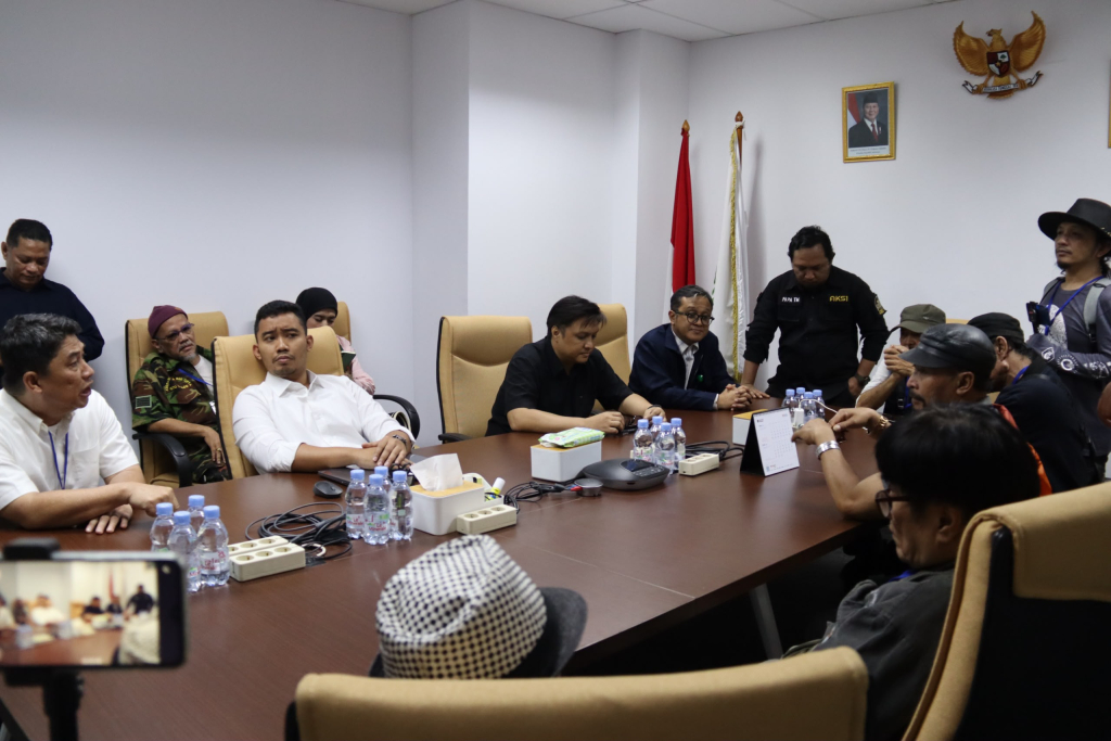 Sejumlah pencipta lagu menggelar aksi unjuk rasa di kantor Lembaga Manajemen Kolektif Nasional (LMKN) di kawasan Rasuna Said, Jakarta Selatan, Selasa (9/6/2026) siang. 