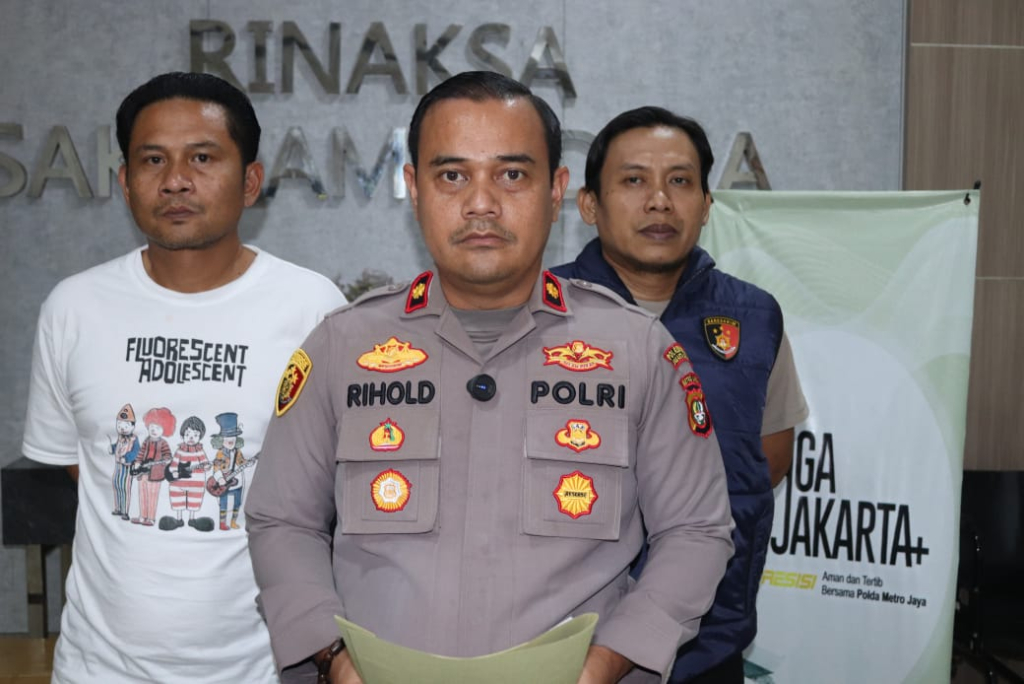 Kapolsek Kalideres Polres Metro Jakarta Barat Kompol Rihold Sihotang didampingi Kanit Reskrim Polsek Kalideres AKP Rachmad Wibowo tengah jumpa pers.