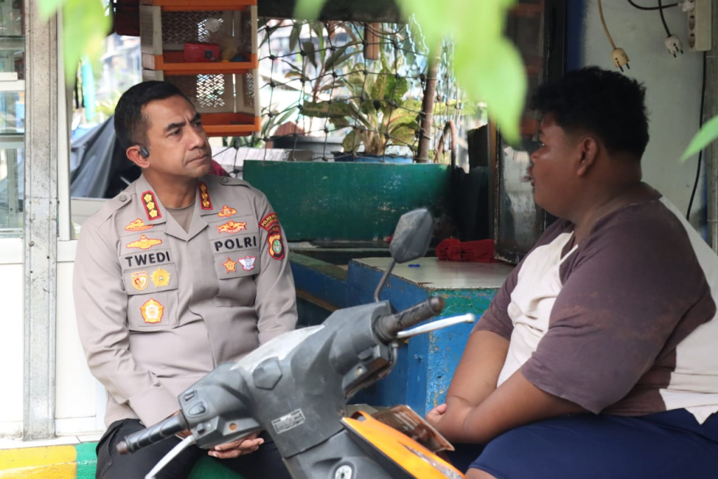 Kapolres Metro Jakarta Barat Kombes Pol Twedi Aditya Bennyahdi turun langsung sapa warga dalam kegiatan Jaga Jakarta+ On The Spot di RW 09 Kelurahan Angke, Tambora, Selasa (9/6/2026). 