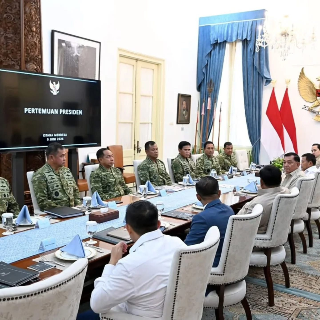 Presiden Prabowo rapat dengan Panglima TNI beserta staf.