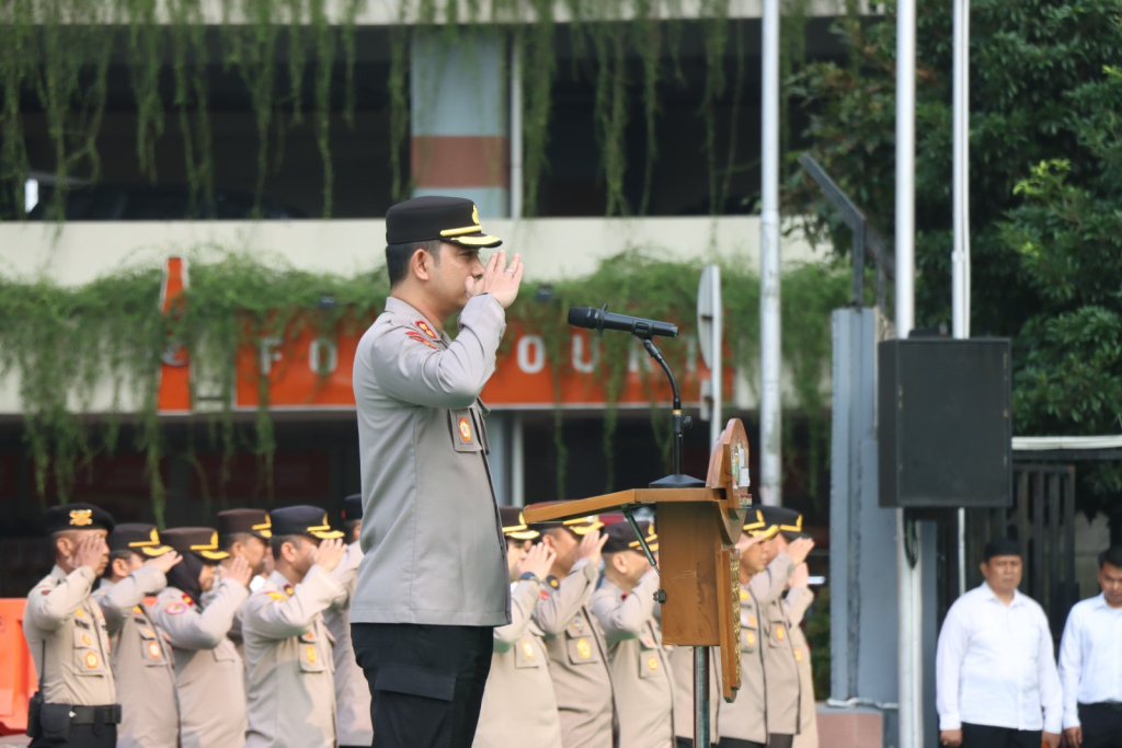 Wakapolres Metro Jakarta Barat AKBP Rezi Dharmawan meminta apel jam pimpinan di lapangan hijau Polres Metro Jakarta Barat, Selasa, (9/6/2026).