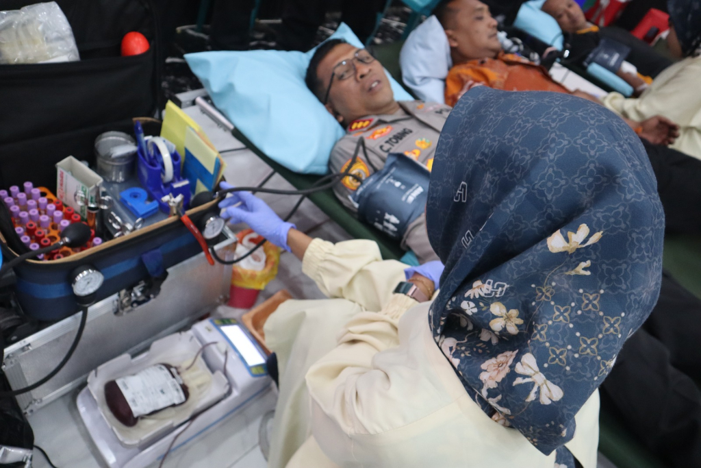 Kapolresta Sidoarjo Kombes Cristian Tobing tengah mengikuti donor darah.