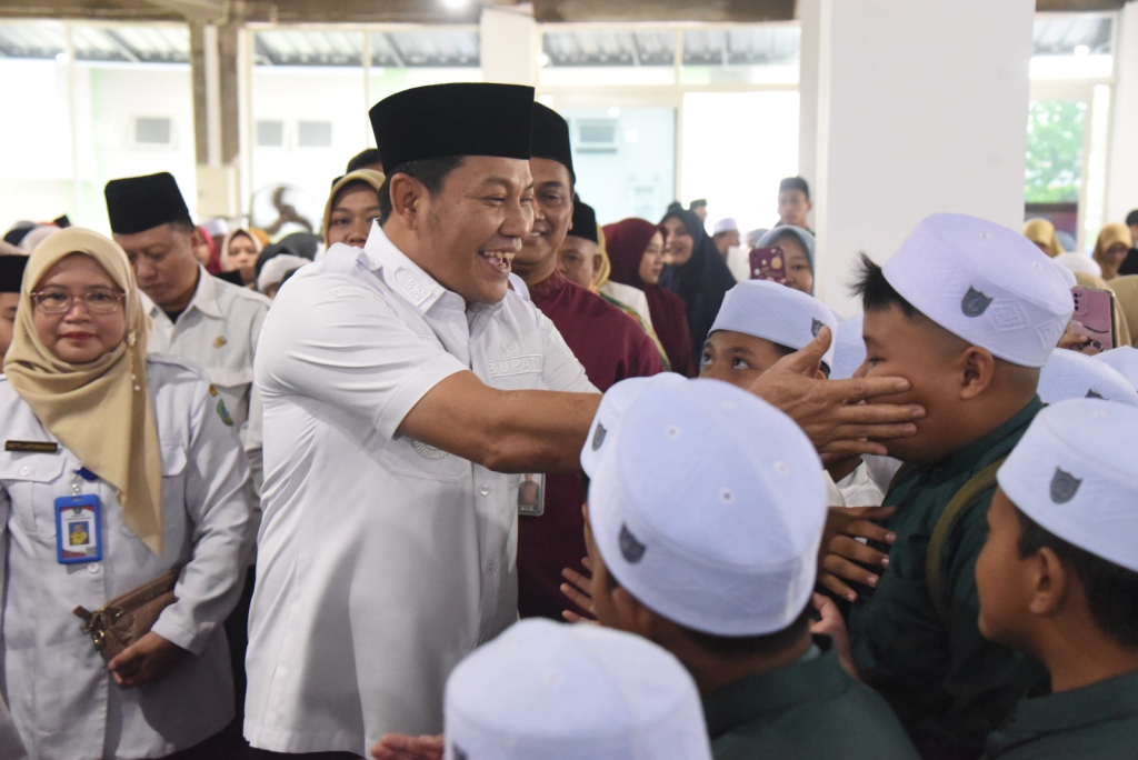 Bupati Sidoarjo Subandi dengan siswa-siswa SD.