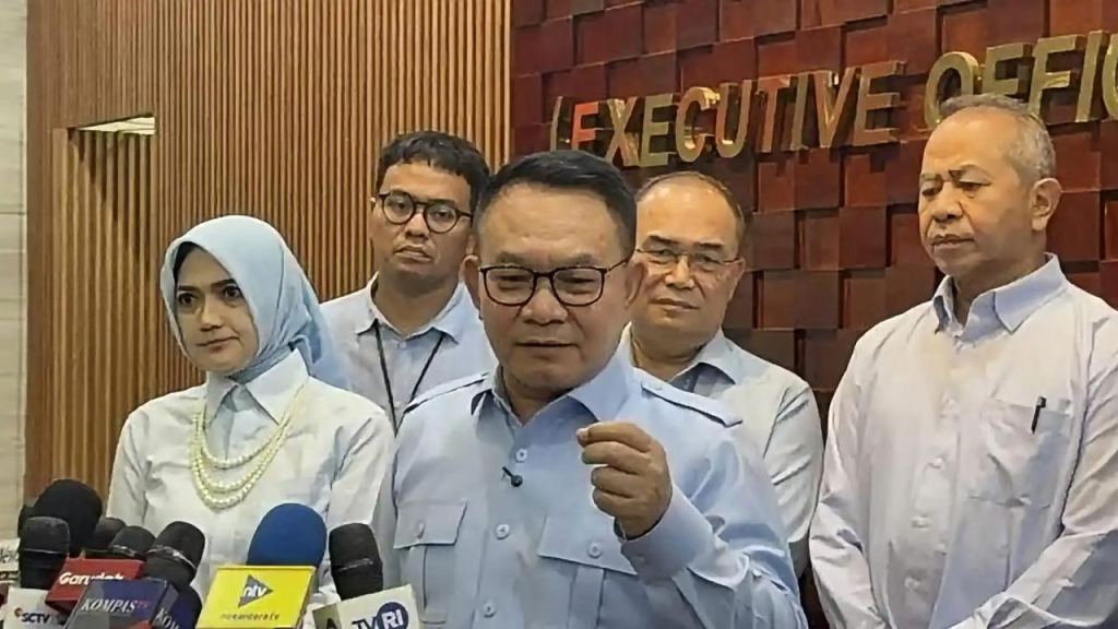 Kepala Staf Kepresidenan Dudung Abdurrachman melakukan jumpa pers.