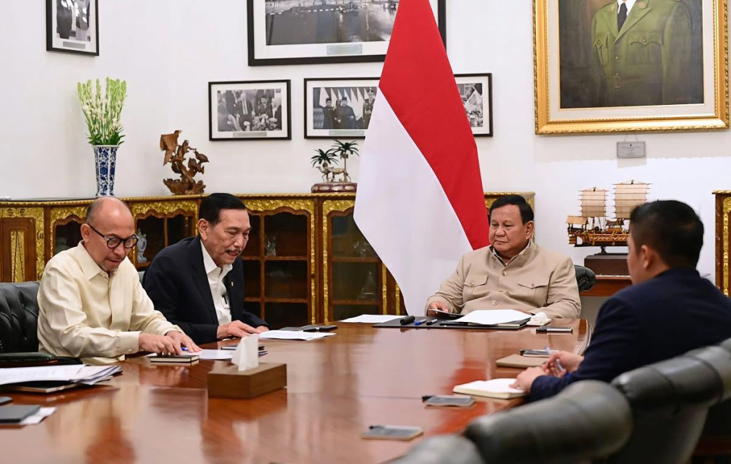 Presiden Prabowo Subianto dengan Ketua DEN Luhut Binsar Panjaitan dan Chotib Bisri.