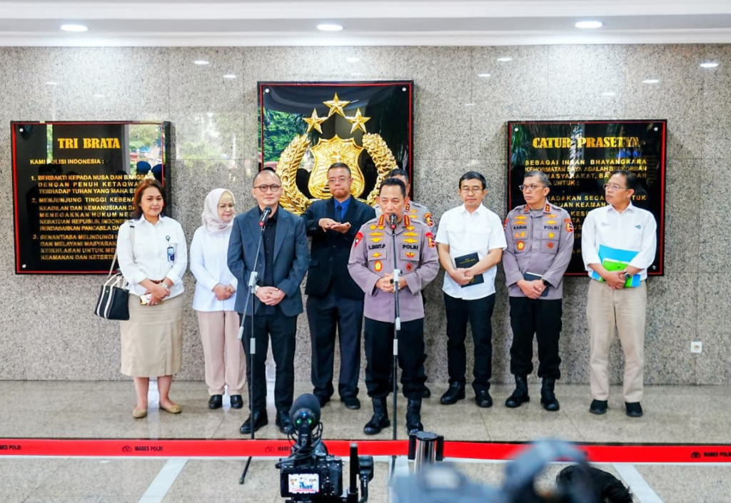 Kapolri Listyo Sigit didampingi para staf jumpa pers terkait Polri hingga jajaran sampai Polsek gelar nonton bareng Piala Dunia.