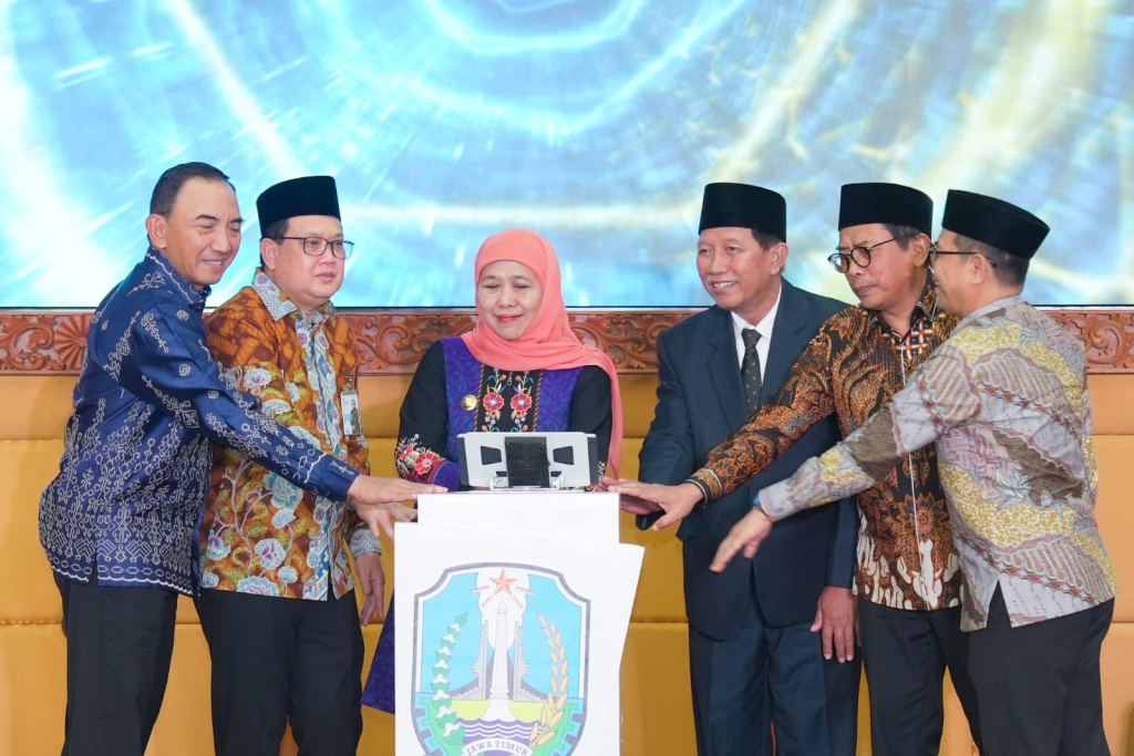 Gubernur Jatim Khofifah Indarparawansa (ketiga kiri) didampingi dampingi Sekdaprov Jatim Adhy Karyono (kedua kiri) bersama pengurus LPDP.