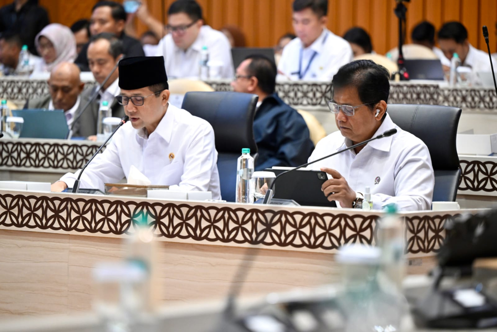 Menteri Transmigrasi M Iftitah Sulaiman Suryanegara (kanan) didanpingi Wakil Menteri Transmigrasi Viva Yoga Mauladi saat Rapat Koordinasi dengan DPR RI.