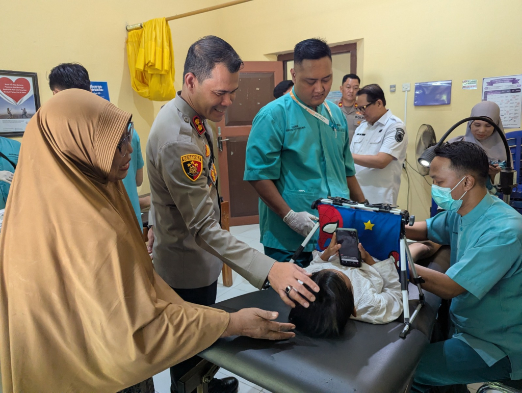 Kapolres Probolinggo Kota  AKBP Rico Yumasri tengah membersamai acara bakti kesehatan berupa khitan gratis dan donor darah dalam rangka menyambut Hari Bhayangkara ke-80, Rabu (10/6/2026).