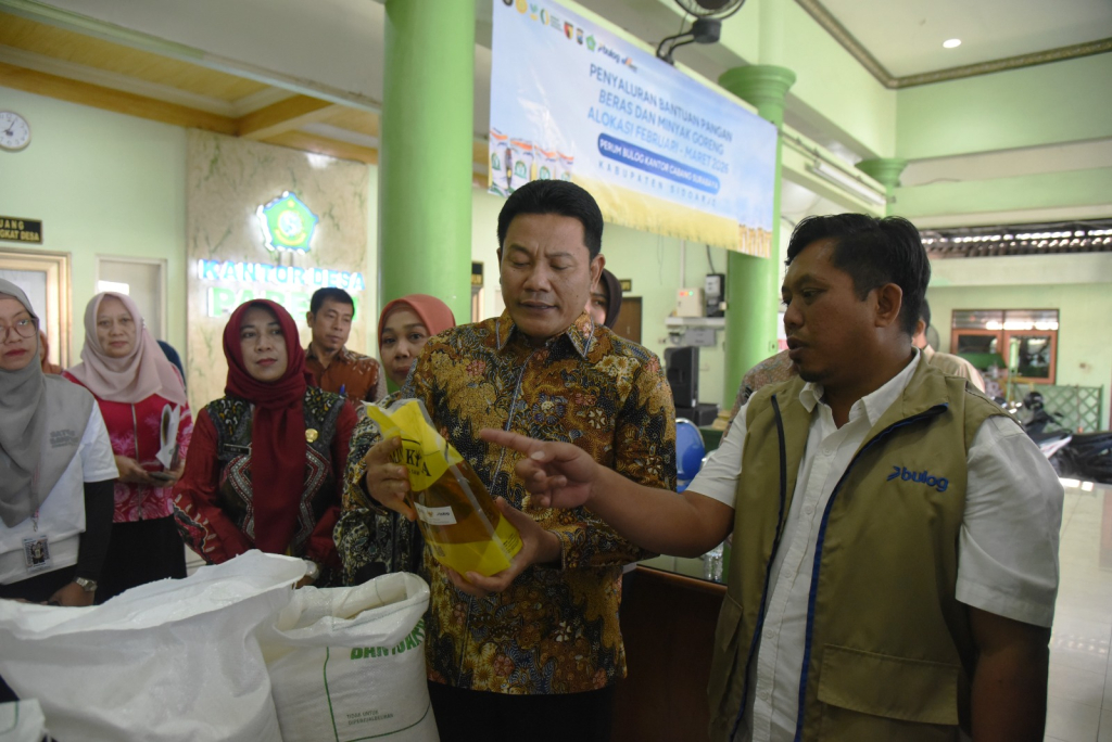 Bupati Sidoarjo Subandi bersama warga. Sebanyak 181.422 warga yang terdaftar sebagai Penerima Bantuan Pangan (PBP) mendapatkan bantuan berupa beras dan minyak goreng.