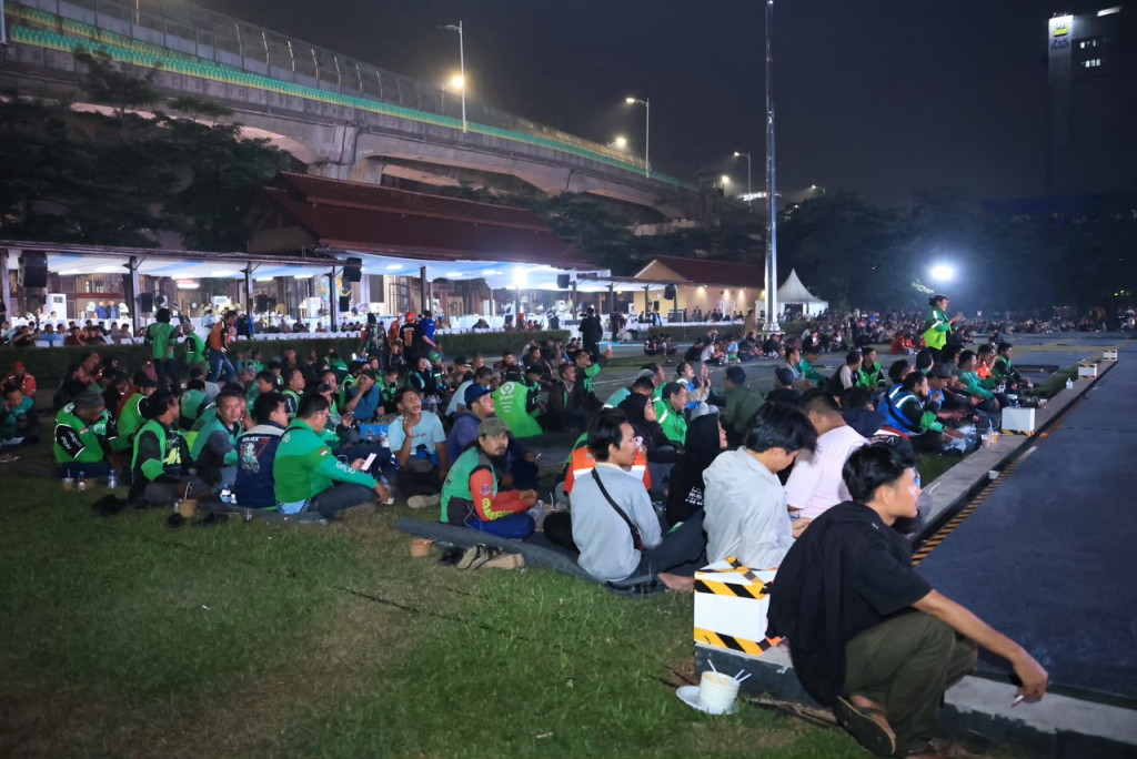 Wakapolri Komjen Pol. Prof. Dr. Dedi Prasetyo, S.H., M.Hum., M.Si., M.M. membuka kegiatan “Nonton Bareng Pildun 2026: Bola Gembira Polri untuk Masyarakat” di Lapangan Bhayangkara Mabes Polri.