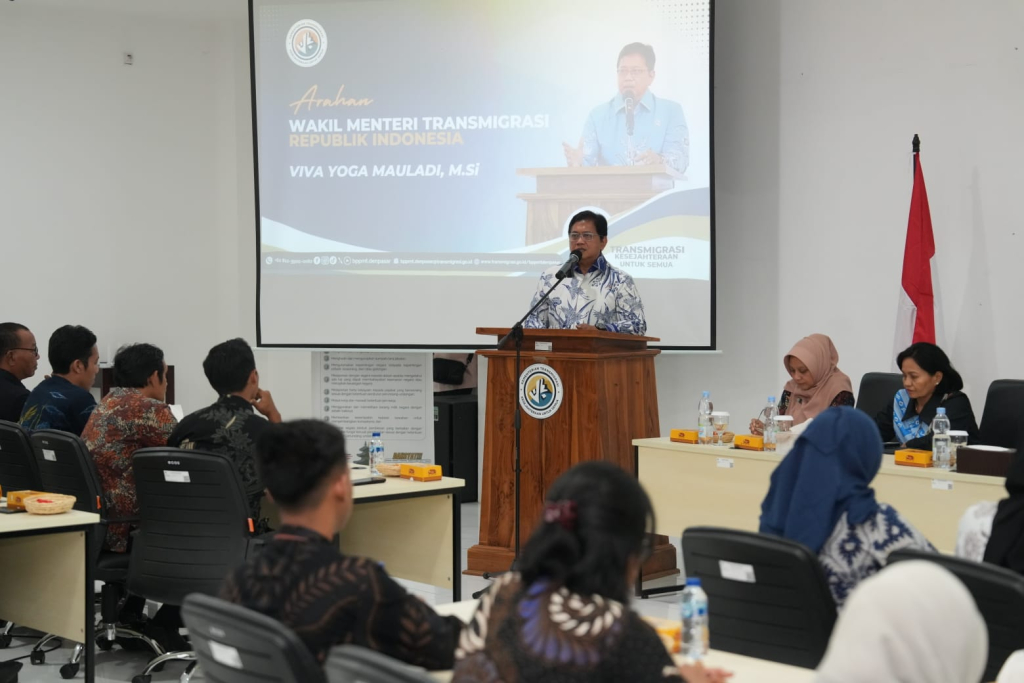 Wakil Menteri Transmigrasi Viva Yoga Mauladi tengah memberikan pengarahan kepada para ASN di Balai Pelatihan dan Pemberdayaan Masyarakat Transmigrasi (BPPMT) Denpasar yang berkantor di Seminyak, Kuta.
