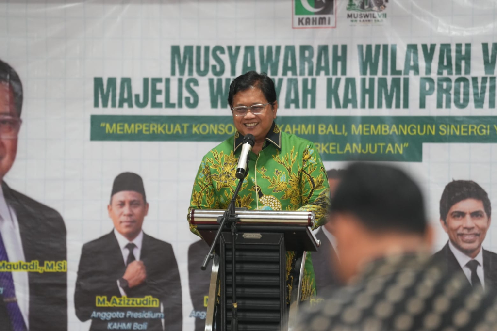 Wamen Transmigrasi Viva Yoga Mauladi memberikan sambutan di forum Muswil V Majelis Wilayah KAHMI Provinsi Bali.