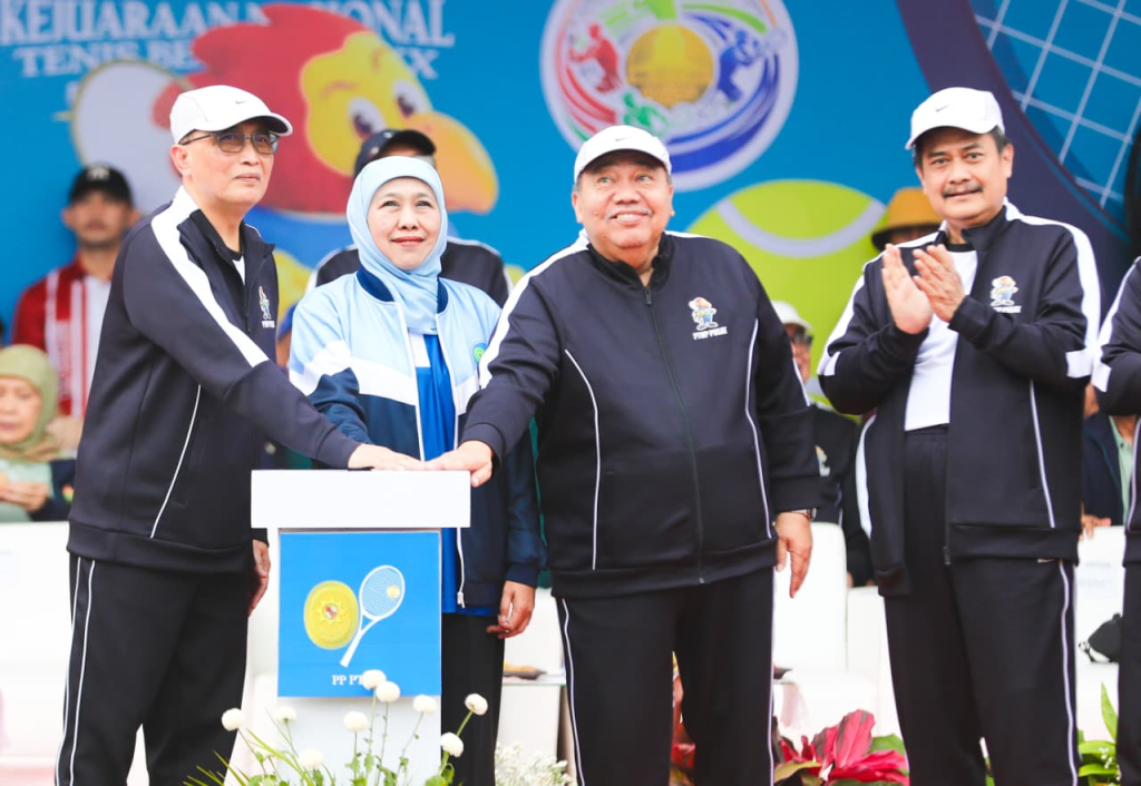 Gubernur Jatim Khofifah Indar Parawansa mendampingi Ketua Mahkamah Agung RI Prof. Dr. Sunarto membuka Kejuaraan Nasional (Kejurnas) Tenis Beregu XX Piala Ketua Mahkamah Agung RI.