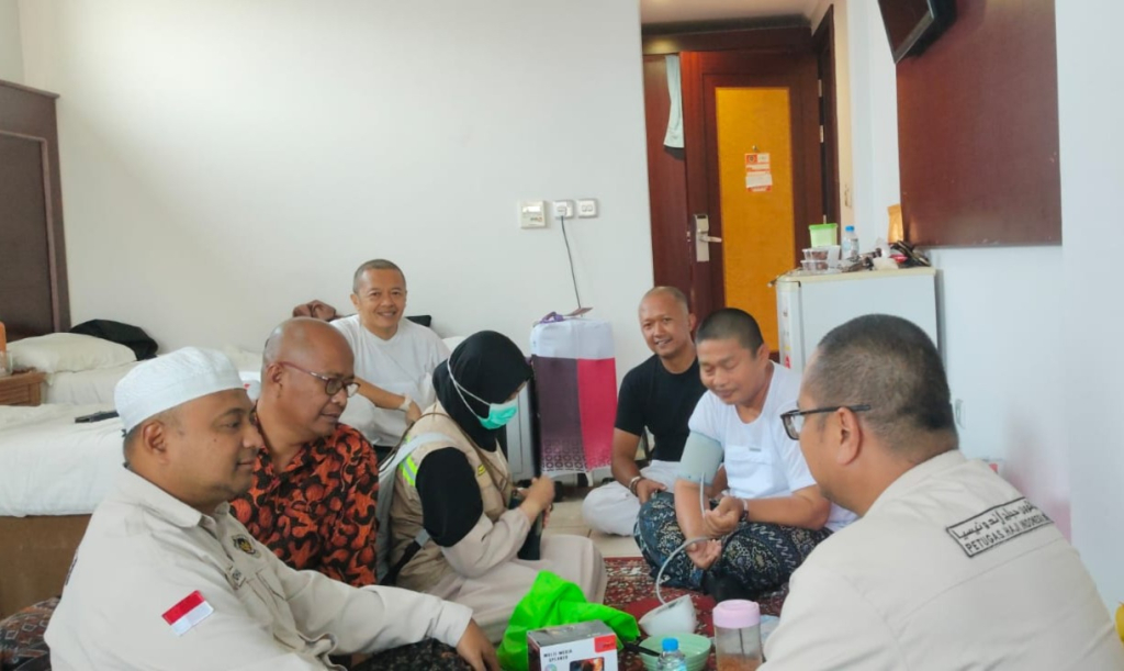 Jamaah haji Kloter SUB 86 mengikuti kegiatan Terapi Bahagia di hotel pemondokan Makkah, Sabtu (13/6/2026). Kegiatan ini digelar menjelang keberangkatan jamaah ke Madinah yang dijadwalkan berlangsung pada Minggu (14/6/2026). (Foto: Istimewa)