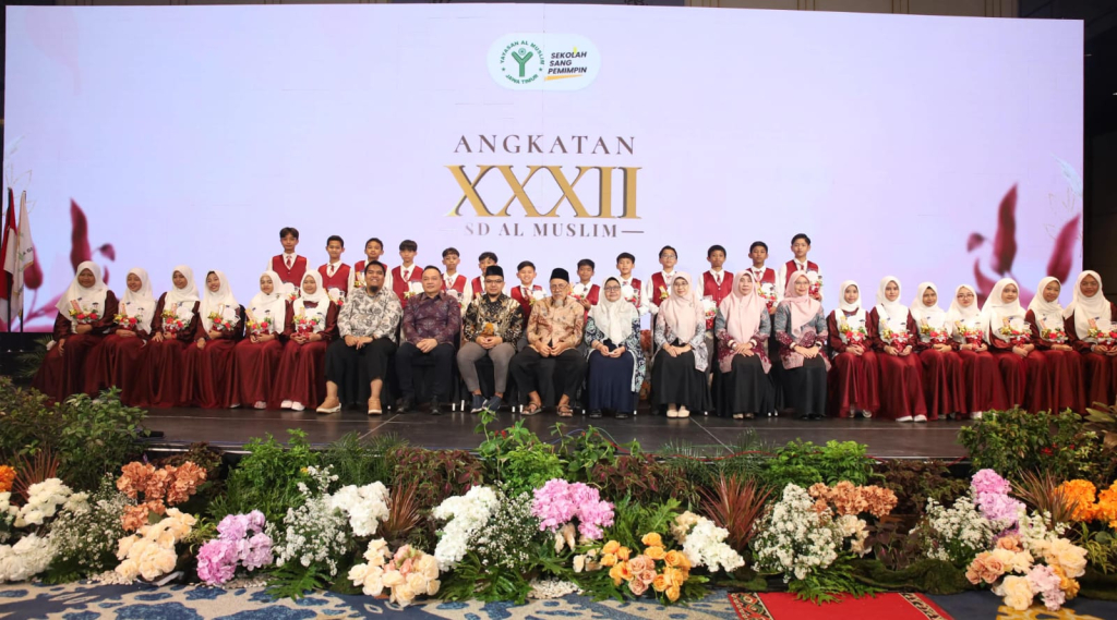 SD Al Muslim menggelar Purnawiyata Angkatan XXXII di Hotel Mövenpick Surabaya, Minggu (14/6/2026).