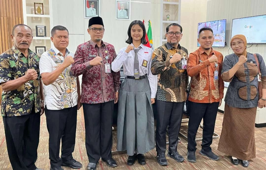 Angelica Theona Putri (tengah) didampingi Kepala SMAN 1 Tenggarang Ahmad Junaidi dan Sekda Bondowoso Fathur Rozi.